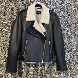 ❤️PRICE Drop❤️ LAMARQUE black leather jacket with faux lining.